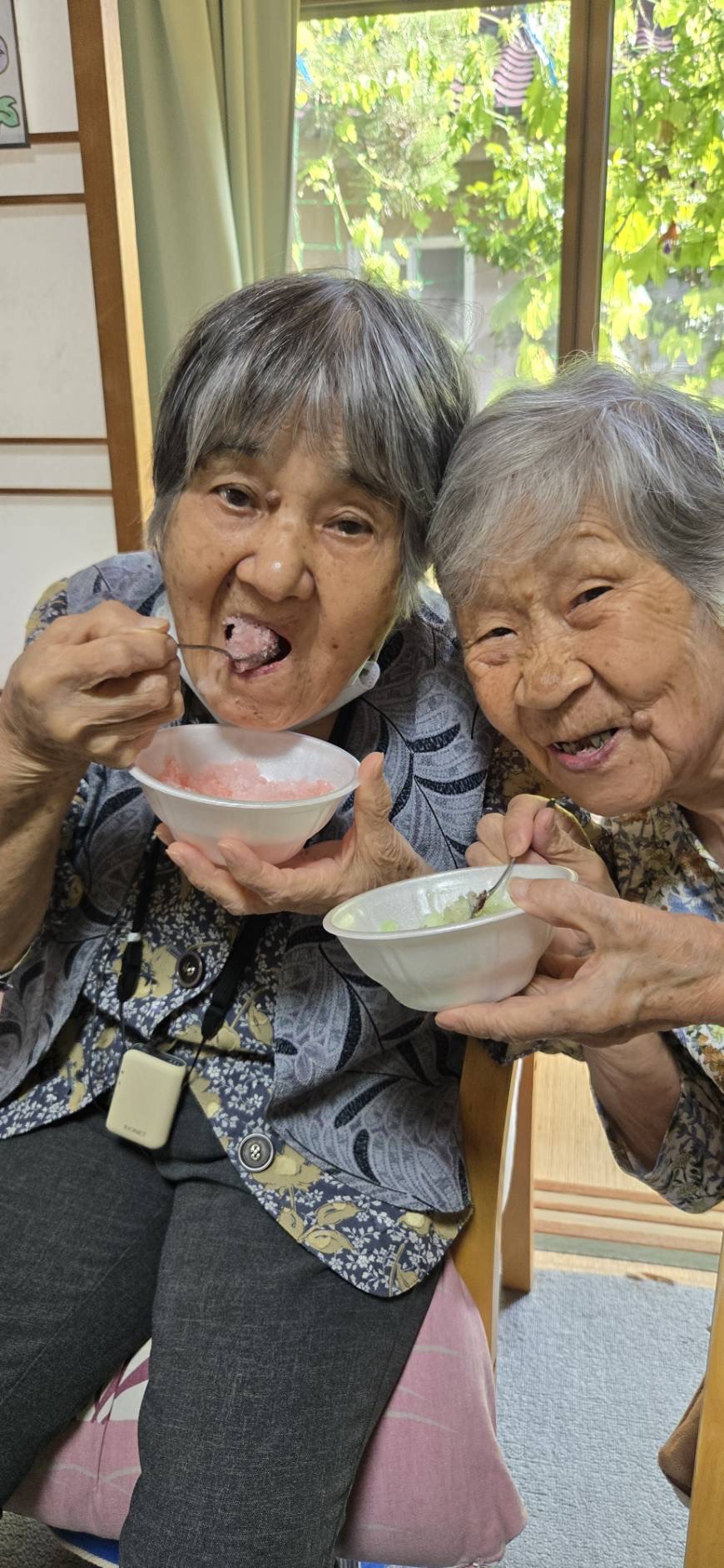 かき氷を楽しむご利用者の様子